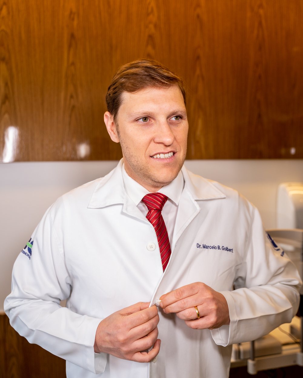 Dr. Marcelo Golbert, oftalmologista especialista em plástica ocular, no consultório em Porto Alegre